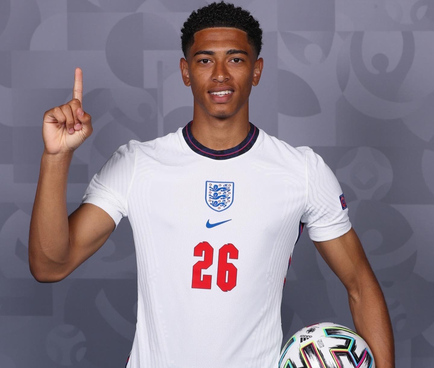 法兰克福官方：巴舒亚伊足部中骨骨折，已顺利接受手术（法兰克福官宣：巴舒亚伊足部中足骨骨折，手术已顺利完成）