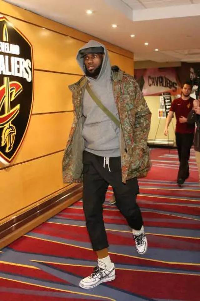 孔帕尼：阿方索等人复出的故事，是我们点燃团队精神的新火焰（孔帕尼：阿方索等人的回归经历，为团队精神注入新的火种）