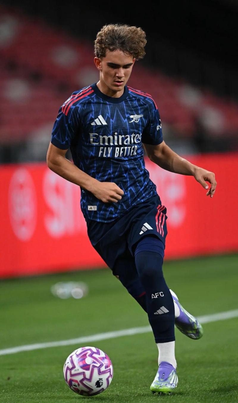 圣保利主帅调侃凯恩：去年他踢我们那脚射门，球现在还在飞吧（圣保利主帅打趣凯恩：去年的那脚射门，恐怕现在还没落地）