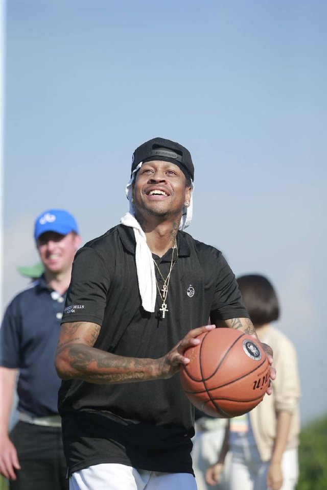 库蒂尼奥为小儿子庆祝生日，一家人身穿他效力过球队的球衣（库蒂尼奥为幼子庆生，全家身穿他曾效力球队球衣）